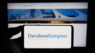 Stuttgart, Almanya - 08-25-2023: ABD 'li şirket Davidson Kempner Capital Management LP' nin logosunu taşıyan kişi web sitesinin önünde ekranda. Telefon ekranına odaklan.
