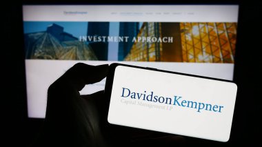 Stuttgart, Almanya - 08-25-2023: ABD 'li Davidson Kempner Capital Management LP logosunun bulunduğu cep telefonu web sayfası önünde ekranda. Telefon ekranına odaklan.