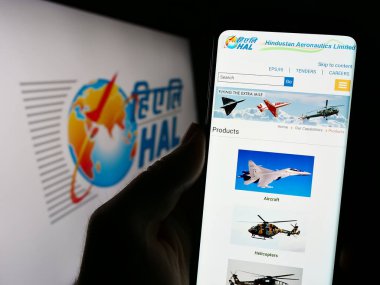 Stuttgart, Almanya - 08-25-2023: Hindustan Aeronautics Limited (HAL) şirketinin web sayfasını elinde tutan kişi logolu ekranda. Telefon ekranının merkezine odaklan.