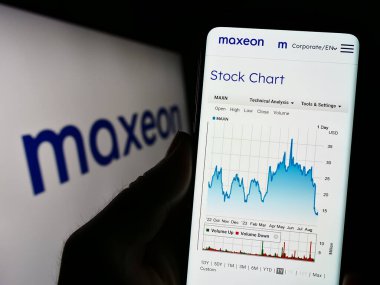 Stuttgart, Almanya - 08-26-2023: PV şirketi Maxeon Solar Technologies Ltd. 'nin web sayfası olan cep telefonu logonun önünde ekranda. Telefon ekranının merkezine odaklan.
