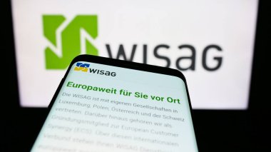 Stuttgart, Almanya - 08-28-2023: Alman WISAG Dienstleistungsholding SE 'nin web sitesi olan akıllı telefon iş logosu önünde ekranda. Telefon ekranının sol üst kısmına odaklan.