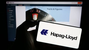 Stuttgart, Almanya - 08-28-2023: Alman nakliye şirketi Hapag-Lloyd AG 'nin logosunu taşıyan kişi web sitesinin önünde ekranda. Telefon ekranına odaklan.