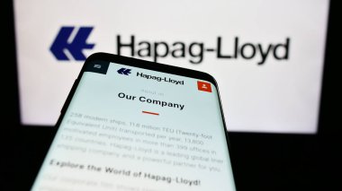Stuttgart, Almanya - 08-28-2023: Alman nakliye şirketi Hapag-Lloyd AG 'nin web sitesi ile cep telefonu iş logosu önünde ekranda. Telefon ekranının sol üst kısmına odaklan.
