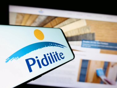 Stuttgart, Almanya - 08-28-2023: Hintli şirket Pidilite Industries Limited 'in logosuna sahip akıllı telefon iş sitesinin önünde ekrana yansıdı. Telefon ekranının merkez soluna odaklan.