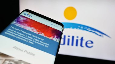 Stuttgart, Almanya - 08-28-2023: Hint şirketi Pidilite Industries Limited 'in web sitesi ile cep telefonu iş logosu önünde ekranda. Telefon ekranının sol üst kısmına odaklan.