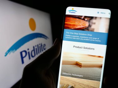 Stuttgart, Almanya - 08-28-2023: Hint şirketi Pidilite Industries Limited 'in web sayfası olan cep telefonu logosu önünde ekranda. Telefon ekranının merkezine odaklan.