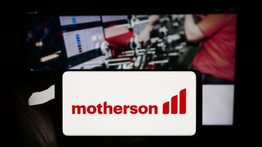 Stuttgart, Almanya - 08-28-2023: Samvardhana Motherson International Ltd. şirketinin logosuna sahip kişi web sitesinin önünde ekranda. Telefon ekranına odaklan.