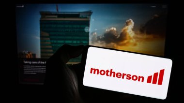 Stuttgart, Almanya - 08-28-2023: Samvardhana Motherson International Ltd. şirketinin logosuna sahip cep telefonu web sayfası önünde ekranda. Telefon ekranına odaklan.