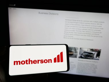 Stuttgart, Almanya - 08-28-2023: Samvardhana Motherson International Ltd. şirketinin logosunun bulunduğu cep telefonu web sayfası önünde ekranda. Telefon ekranına odaklan.