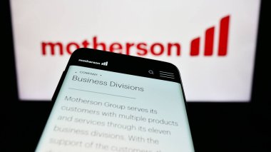 Stuttgart, Almanya - 08-28-2023: Samvardhana Motherson International Ltd. şirketinin web sitesiyle birlikte cep telefonu logonun önünde ekranda. Telefon ekranının sol üst kısmına odaklan.