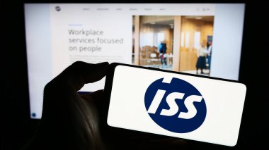 Stuttgart, Almanya - 08-28-2023: Danimarkalı tesis yönetimi şirketi ISS AS 'nin logosunu taşıyan kişi web sitesinin önünde ekranda. Telefon ekranına odaklan.