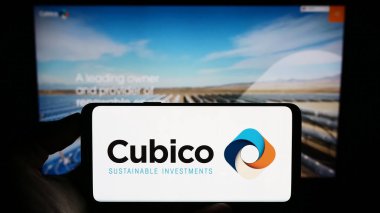 Stuttgart, Almanya - 08-28-2023: Cubico Sürdürülebilir Yatırımlar Limited şirketinin logosuna sahip cep telefonu web sayfası önünde ekranda. Telefon ekranına odaklan.