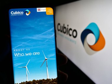 Stuttgart, Almanya - 08-28-2023: Cubico Sürdürülebilir Yatırımlar Limited şirketinin internet sayfası olan cep telefonu logolu kişi. Telefon ekranının merkezine odaklan.