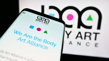 Stuttgart, Almanya - 08-29-2023: ABD 'li kozmetik şirketi Body Art Alliance' ın web sitesi olan cep telefonu iş logosu önünde ekranda. Telefon ekranının sol üst kısmına odaklan.
