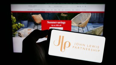 Stuttgart, Almanya - 08-29-2023: Perakende şirketi John Lewis Partnership plc 'in logosunun bulunduğu cep telefonu web sayfasının önünde duruyor. Telefon ekranına odaklan.