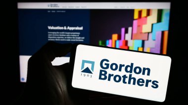 Stuttgart, Almanya - 08-30-2023: Yatırım şirketi Gordon Brothers Group LLC 'nin logosunun bulunduğu cep telefonu web sayfası önünde ekranda. Telefon ekranına odaklan.