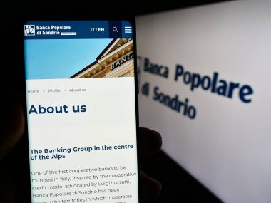 Stuttgart, Almanya - 08-30-2023: Banca Popolare di Sondrio SCpA 'nın (BPSO) web sayfası logonun önünde duran kişi. Telefon ekranının merkezine odaklan.