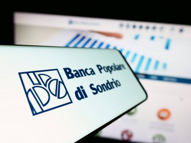 Stuttgart, Almanya - 08-30-2023: Banca Popolare di Sondrio S.C.p.A. logolu cep telefonu Web sitesinin önünde ekranda (BPSO). Telefon ekranının merkez soluna odaklan.