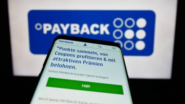 Stuttgart, Almanya - 09-01-2023: Alman sadakat yönetimi şirketi Payback GmbH 'in web sayfası ile birlikte cep telefonu logonun önünde ekranda. Telefon ekranının sol üst kısmına odaklan.