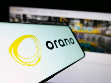 Stuttgart, Almanya - 09-01-2023: Fransız nükleer enerji şirketi Orano SA 'nın logosuna sahip akıllı telefon iş dünyasının web sitesinin önünde ekranda. Telefon ekranının soluna odaklan.