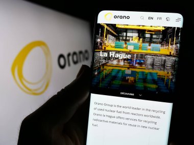 Stuttgart, Almanya - 09-01-2023: Fransız nükleer enerji şirketi Orano S.A. 'nın internet sayfası olan cep telefonu logonun önünde ekranda. Telefon ekranının merkezine odaklan.