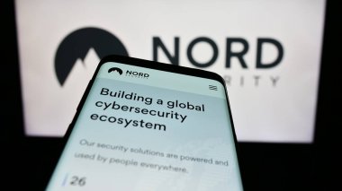 Stuttgart, Almanya - 09-01-2023: VPN erişim şirketi Nordsec Ltd. 'nin web siteli akıllı telefon iş logosu önünde ekranda. Telefon ekranının sol üst kısmına odaklan.