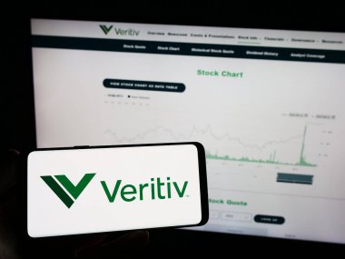 Stuttgart, Almanya - 09-01-2023: Amerikan ambalaj şirketi Veritiv Corporation 'ın logosunun bulunduğu cep telefonu web sayfası önünde ekranda. Telefon ekranına odaklan.