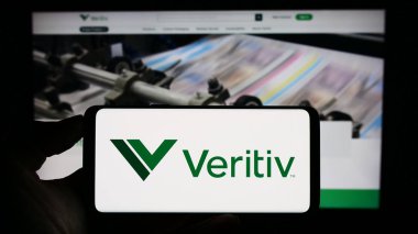 Stuttgart, Almanya - 09-01-2023: ABD 'li ambalaj şirketi Veritiv Corporation' ın logosuyla cep telefonu sahibi kişi iş sayfasının önünde ekranda. Telefon ekranına odaklan.
