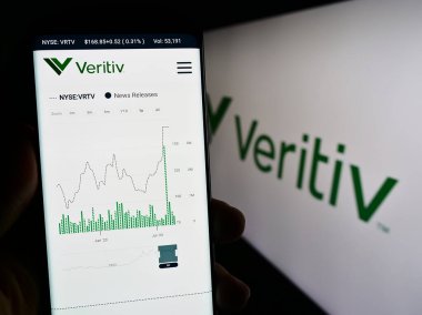 Stuttgart, Almanya - 09-01-2023: ABD 'li ambalaj şirketi Veritiv Corporation' ın web sayfası olan cep telefonu logosu önünde ekranda. Telefon ekranının merkezine odaklan.