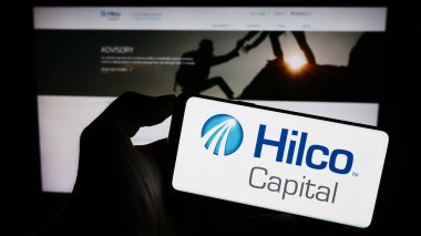 Stuttgart, Almanya - 09-01-2023: İngiliz Hilco Capital Limited şirketinin logosuyla cep telefonu sahibi kişi iş sayfasının önünde ekranda. Telefon ekranına odaklan.