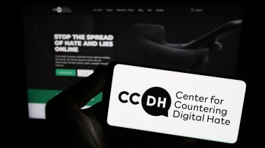 Stuttgart, Almanya - 09-02-2023: Web sitesinin önünde ekranda Dijital Nefretle Mücadele Merkezi (CCDH) logosu bulunan kişi. Telefon ekranına odaklan.