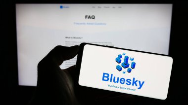 Stuttgart, Almanya - 09-02-2023: Sosyal ağ girişimi logosu olan cep telefonu web sayfası önünde Bluesky ekranda. Telefon ekranına odaklan.