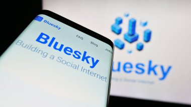 Stuttgart, Almanya - 09-02-2023: Sosyal ağ girişimi Bluesky 'nin yer aldığı cep telefonu logosu önünde ekranda. Telefon ekranının sol üst kısmına odaklan.