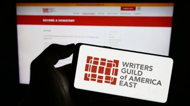 Stuttgart, Almanya - 09-02-2023: Doğu İşçi Sendikası Yazarları Derneği (WGAE) logosu olan cep telefonu web sayfasının önünde. Telefon ekranına odaklan.