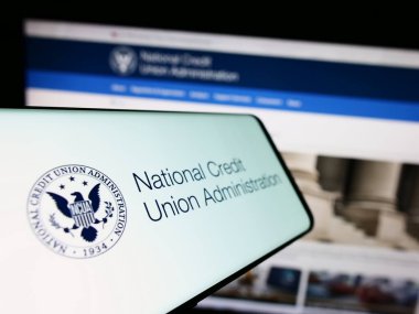 Stuttgart, Almanya - 09-02-2023: İnternet sitesi önünde Ulusal Kredi Birliği İdaresi 'nin (NCUA) mührü bulunan mobil telefon hattı. Telefon ekranının merkez soluna odaklan.