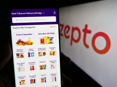 Stuttgart, Almanya - 09-02-2023: Hintli market dağıtım şirketi Zepto 'nun web sayfası ile akıllı telefon taşıyan kişi logonun önünde ekranda. Telefon ekranının merkezine odaklan.