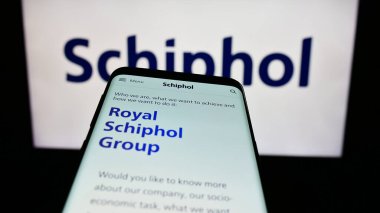 Stuttgart, Almanya - 09-02-2023: Hollandalı havaalanı şirketi Royal Schiphol Group N.V. 'nin web sitesiyle birlikte logo önünde ekranda. Telefon ekranının sol üst kısmına odaklan.
