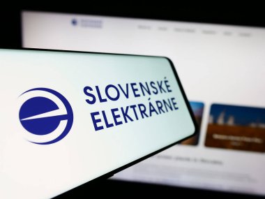Stuttgart, Almanya - 09-02-2023: Enerji şirketi Slovenske Elektrarne 'ın logosuna sahip cep telefonu. Telefon ekranının merkez soluna odaklan.