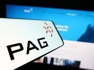 Stuttgart, Almanya - 09-02-2023: Asyalı yatırım şirketi PAG 'nin logosunun yer aldığı akıllı telefon iş dünyasının web sitesinin önünde ekranda. Telefon ekranının merkez soluna odaklan.