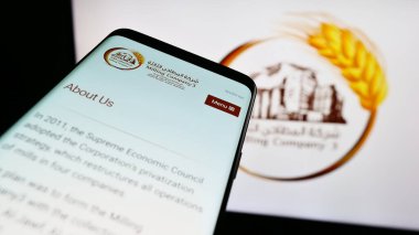 Stuttgart, Almanya - 09-02-2023: Logonun önünde Suudi Arabistan 'daki Milling Company 3' ün (MC3) web sitesi bulunan cep telefonu. Telefon ekranının sol üst kısmına odaklan.