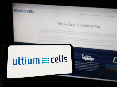Stuttgart, Almanya - 09-02-2023: ABD 'li EV batarya şirketi Ultium Hücre LLC' nin logosuna sahip kişi web sitesinin önünde ekranda. Telefon ekranına odaklan.