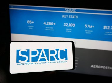 Stuttgart, Almanya - 09-02-2023: Amerikan perakende şirketi SPARC Group LLC 'nin logosuna sahip cep telefonu web sayfası önünde ekranda. Telefon ekranına odaklan.