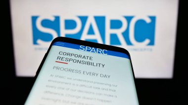 Stuttgart, Almanya - 09-02-2023: Smartphone ve ABD 'li perakende şirketi SPARC Group LLC' nin web sitesi iş logosu önünde ekranda. Telefon ekranının sol üst kısmına odaklan.
