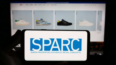 Stuttgart, Almanya - 09-02-2023: ABD 'li perakende şirketi SPARC Group LLC' nin logosuna sahip kişi web sitesinin önünde ekranda. Telefon ekranına odaklan.