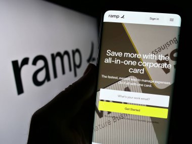 Stuttgart, Almanya - 09-05-2023: ABD 'li yazılım şirketi Ramp Business Corporation' ın internet sayfası ve logosu olan kişi. Telefon ekranının merkezine odaklan.