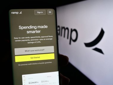 Stuttgart, Almanya - 09-05-2023: ABD 'li yazılım şirketi Ramp Business Corporation' ın internet sayfası ile cep telefonu tutan kişi logolu ekranda. Telefon ekranının merkezine odaklan.