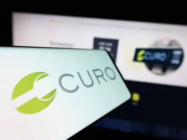 Stuttgart, Almanya - 09-05-2023: Web sitesinin önünde ekranda CURO Group Holding Corp. 'un logosuna sahip akıllı telefon. Telefon ekranının soluna odaklan.