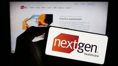 Stuttgart, Almanya - 09-05-2023: ABD 'li yazılım şirketi NextGen Healthcare Inc.' in logosunu taşıyan kişi web sitesinin önünde ekranda. Telefon ekranına odaklan.