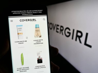 Stuttgart, Almanya - 09-05-2023: ABD 'li kozmetik şirketi CoverGirl' ün web sayfası olan cep telefonu logosu önünde ekranda. Telefon ekranının merkezine odaklan.