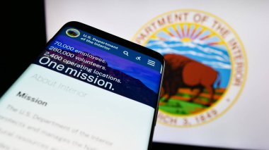 Stuttgart, Almanya - 09-05-2023: ABD İçişleri Bakanlığı 'nın (DOI) web sitesi ile birlikte Smartphone, mühür önünde ekranda. Telefon ekranının sol üst kısmına odaklan.